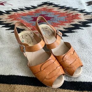 Lotta From Stockholm Peep Toe Natural Leather Wooden Clogs Sweden 39 Tan Buckle